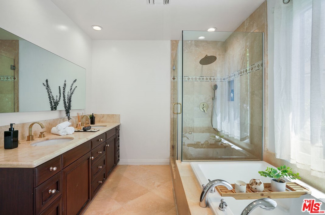 2107 Castle Heights Ave, Los Angeles CA  90034-1045 exterior
