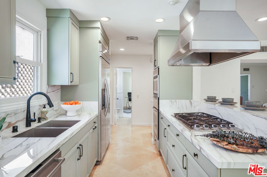 2107 Castle Heights Ave, Los Angeles CA  90034-1045 exterior
