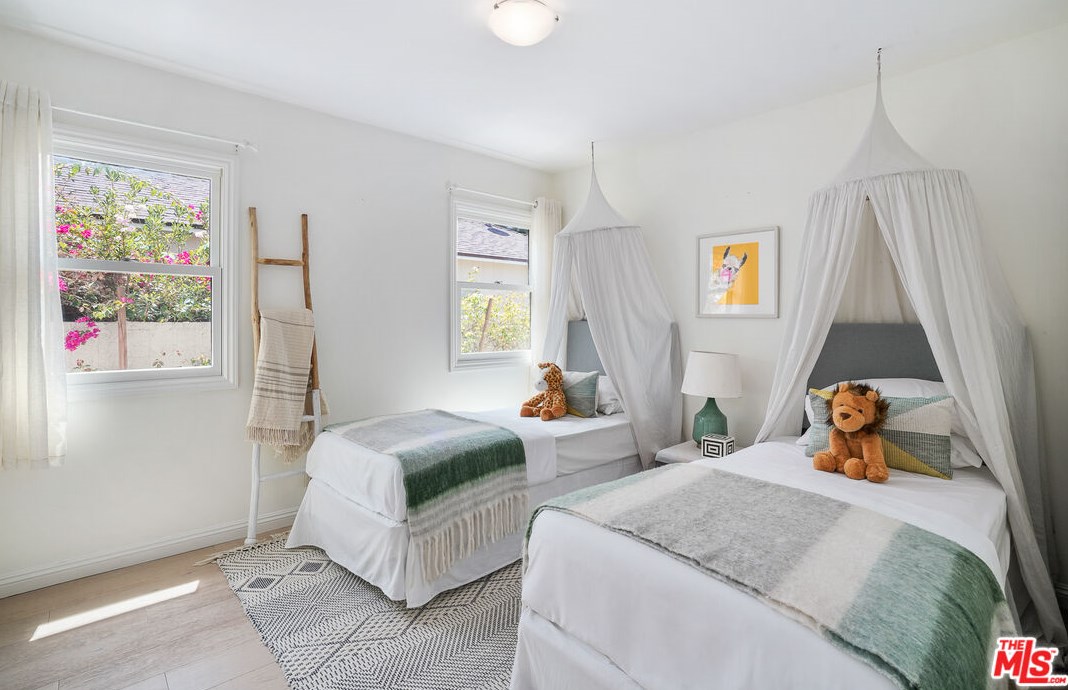 2107 Castle Heights Ave, Los Angeles CA  90034-1045 exterior