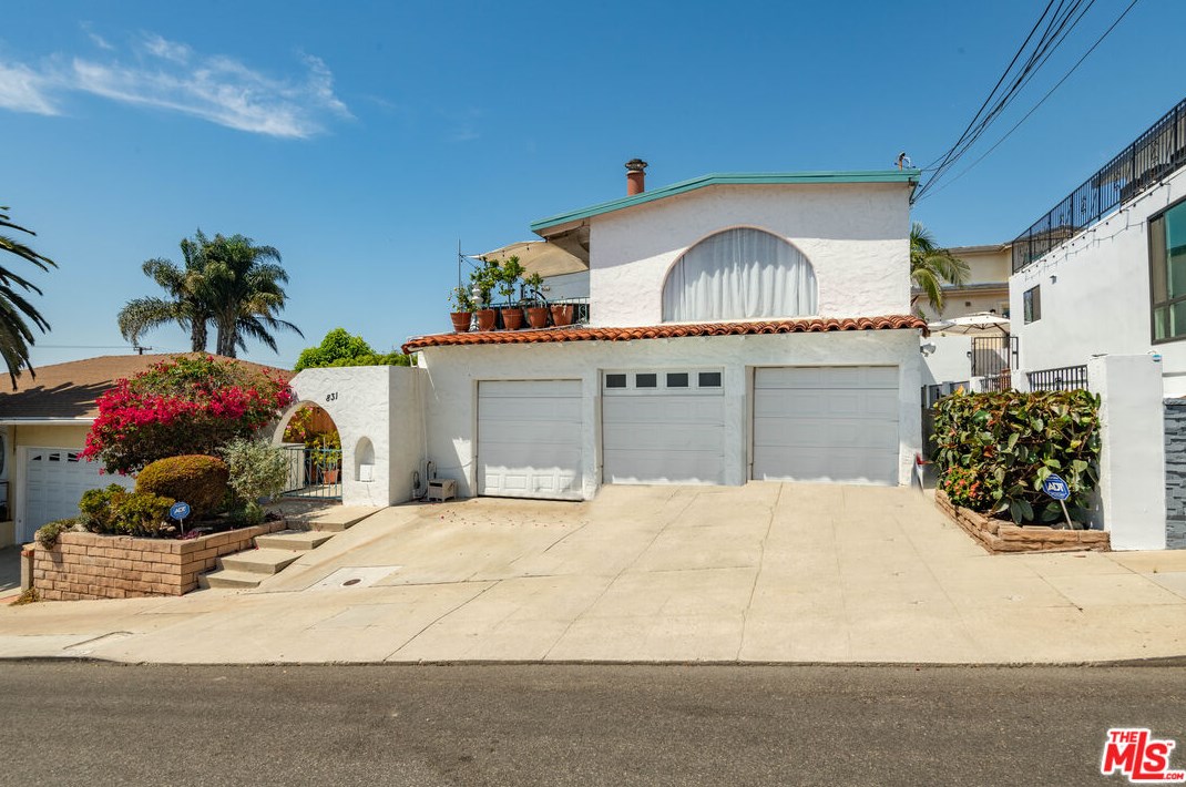 831 13th St, Hermosa Beach, CA 90254-4004