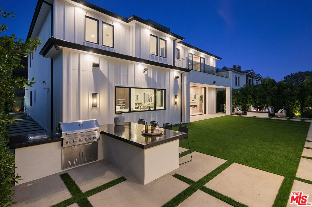 211 Veteran Ave, Los Angeles CA  90024-1950 exterior