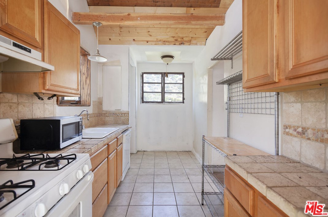 8193 Gould Ave, Los Angeles CA  90046-1959 exterior