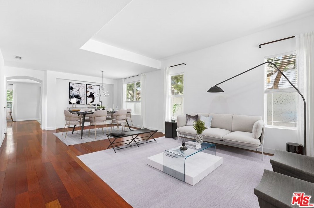 19530 Runnymede St, Los Angeles, CA 91335-8026