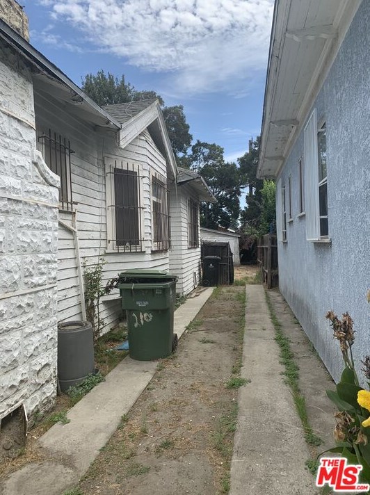 210 50th St, Los Angeles, CA 90011-3940