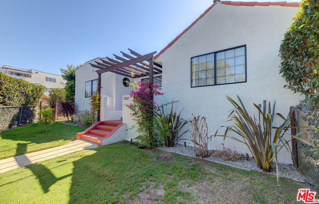 2100 Harcourt Ave, Los Angeles CA 90016-2312 exterior