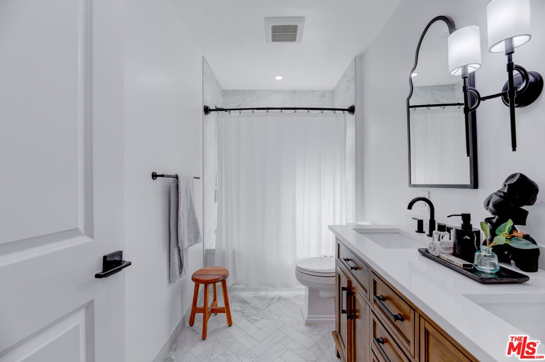 2100 Harcourt Ave, Los Angeles CA 90016-2312 exterior