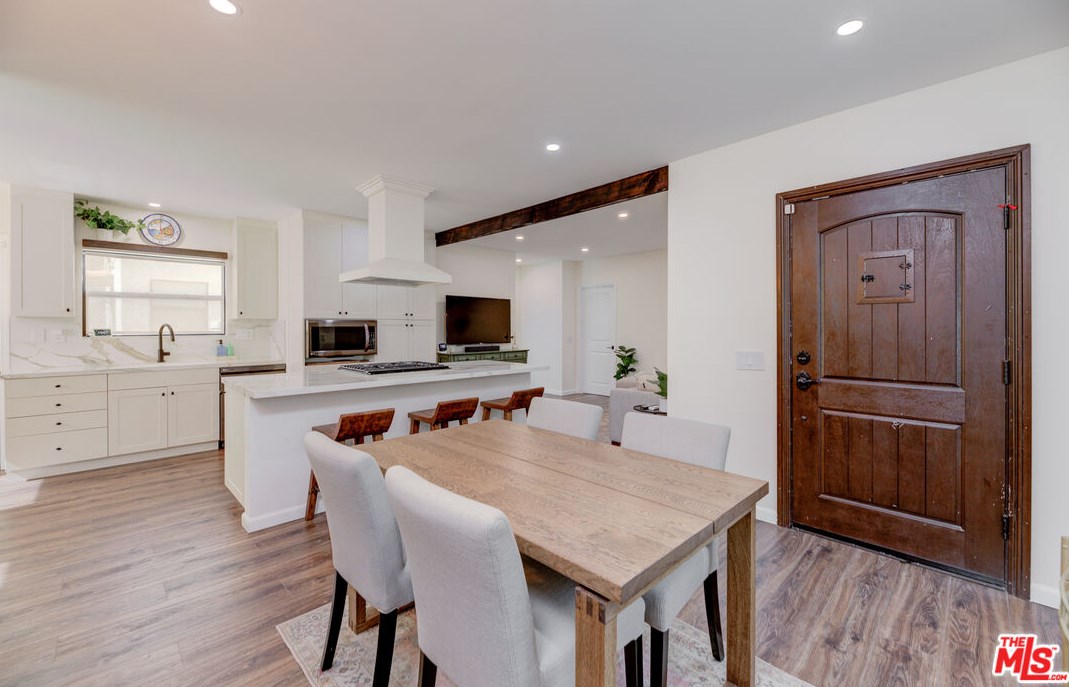 2100 Harcourt Ave, Los Angeles CA 90016-2312 exterior