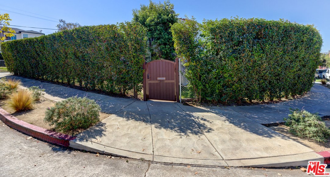 2100 Harcourt Ave, Los Angeles CA 90016-2312 exterior