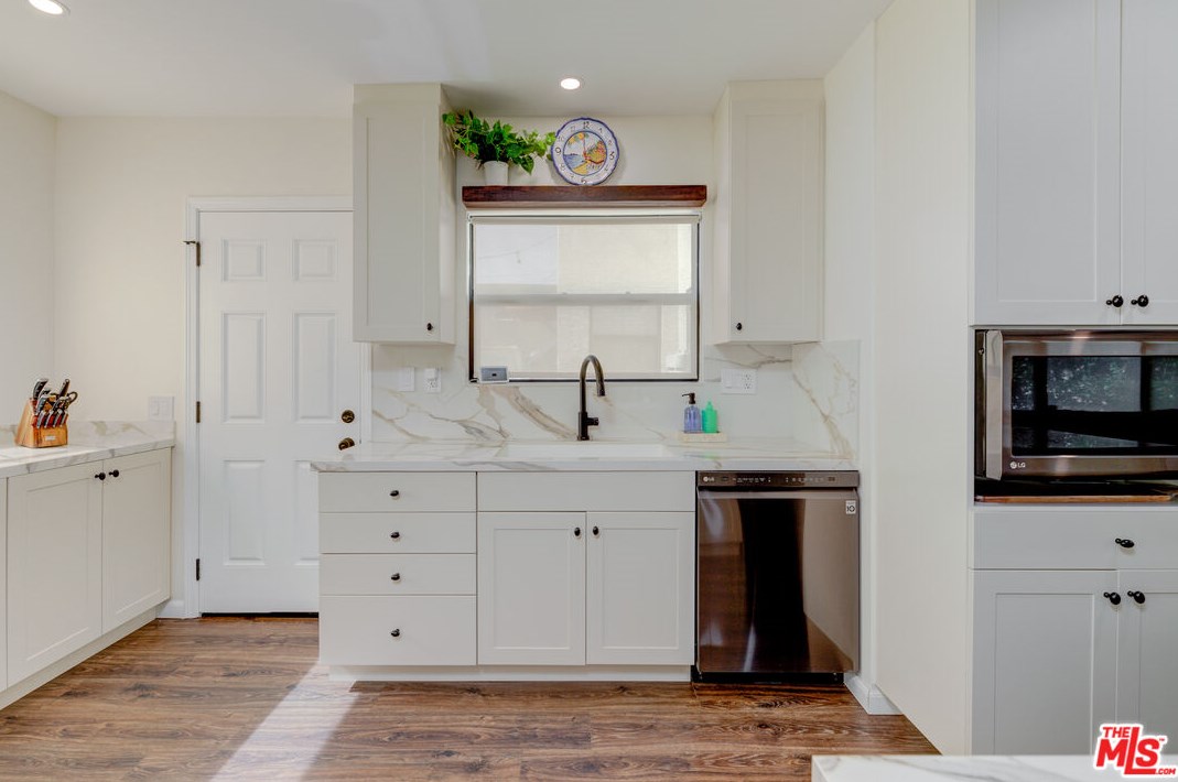 2100 Harcourt Ave, Los Angeles CA 90016-2312 exterior