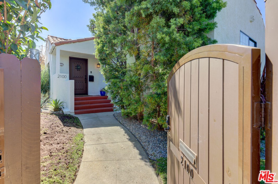 2100 Harcourt Ave, Los Angeles, CA 90016-2312