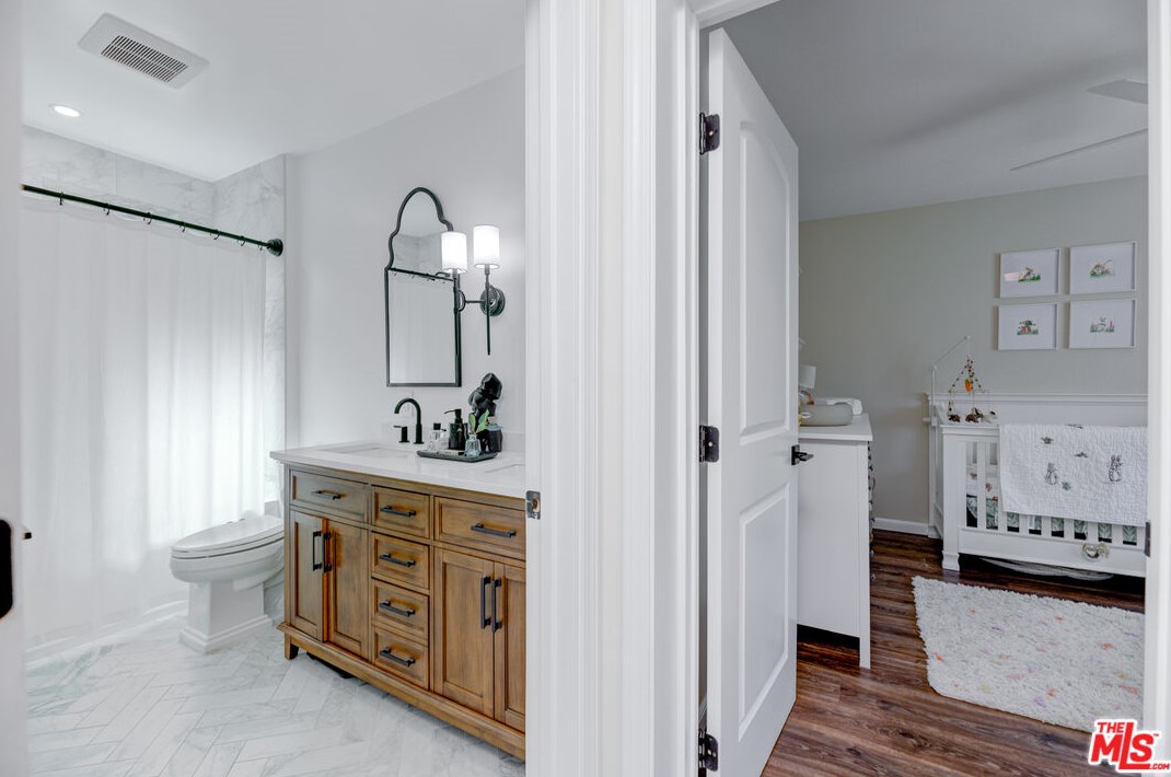 2100 Harcourt Ave, Los Angeles CA 90016-2312 exterior