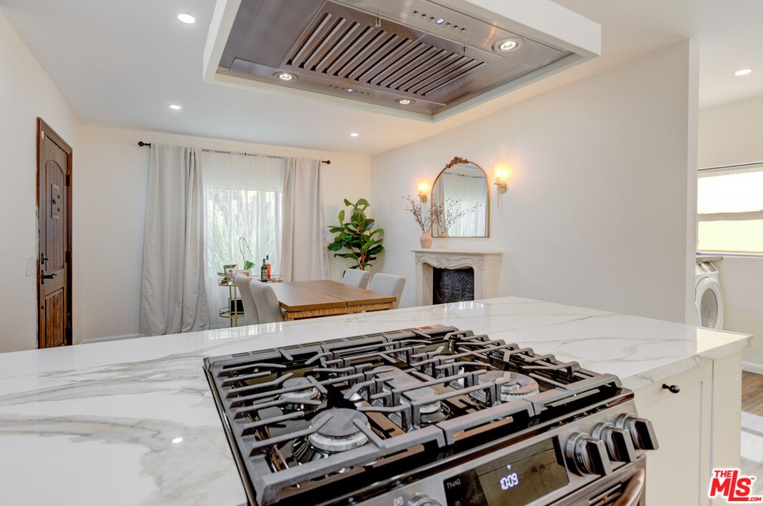 2100 Harcourt Ave, Los Angeles CA 90016-2312 exterior