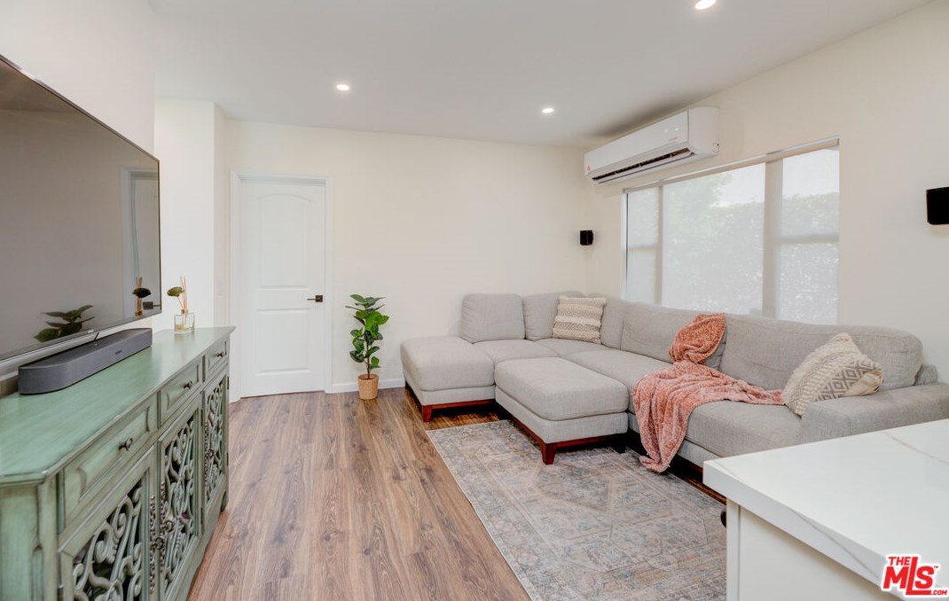 2100 Harcourt Ave, Los Angeles CA 90016-2312 exterior