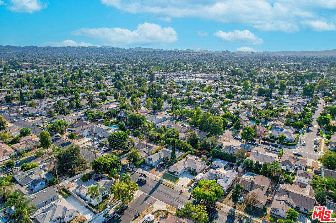 6919 Vanalden Ave, Los Angeles CA  91335-1135 exterior