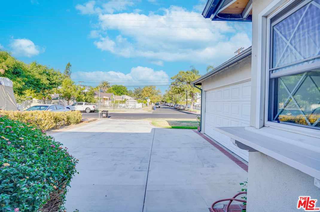 6919 Vanalden Ave, Los Angeles CA  91335-1135 exterior