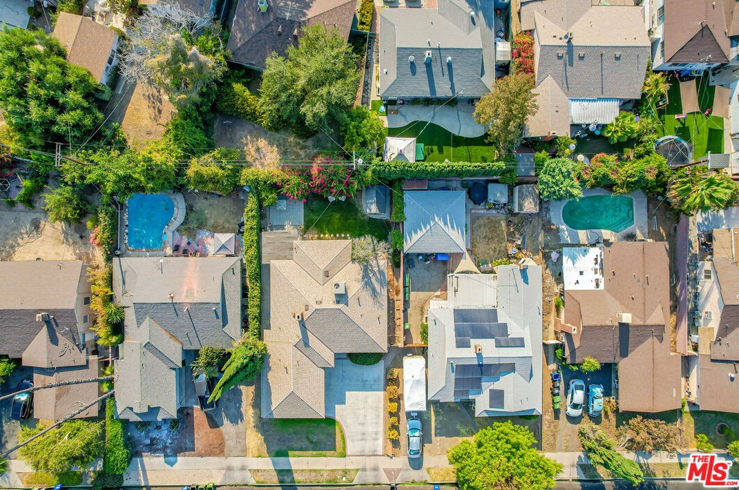 6919 Vanalden Ave, Los Angeles CA  91335-1135 exterior