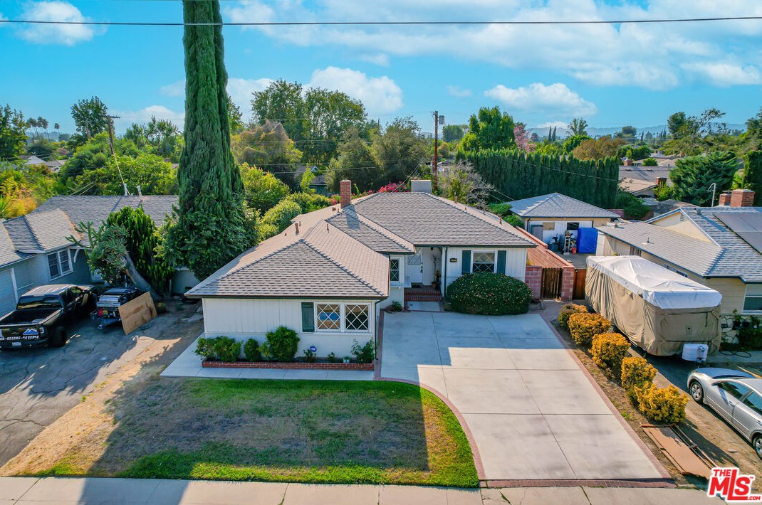 6919 Vanalden Ave, Los Angeles CA  91335-1135 exterior