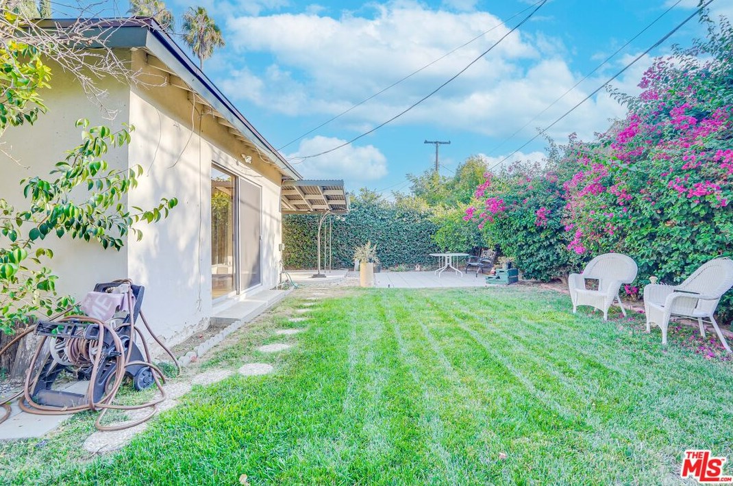 6919 Vanalden Ave, Los Angeles CA  91335-1135 exterior