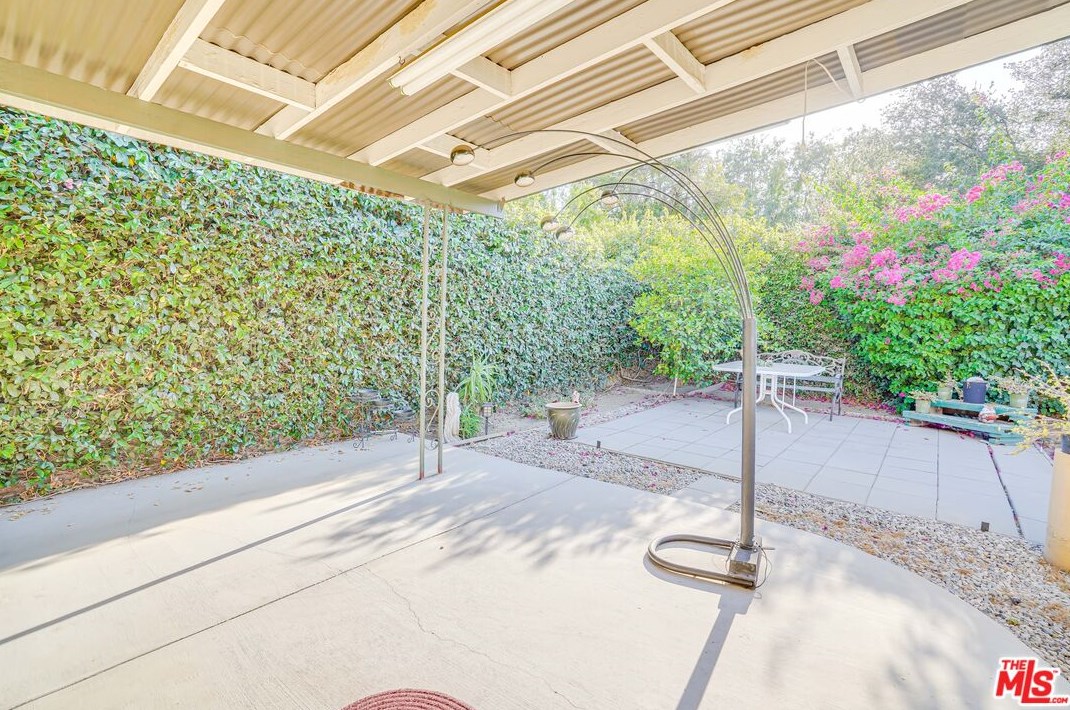 6919 Vanalden Ave, Los Angeles CA  91335-1135 exterior