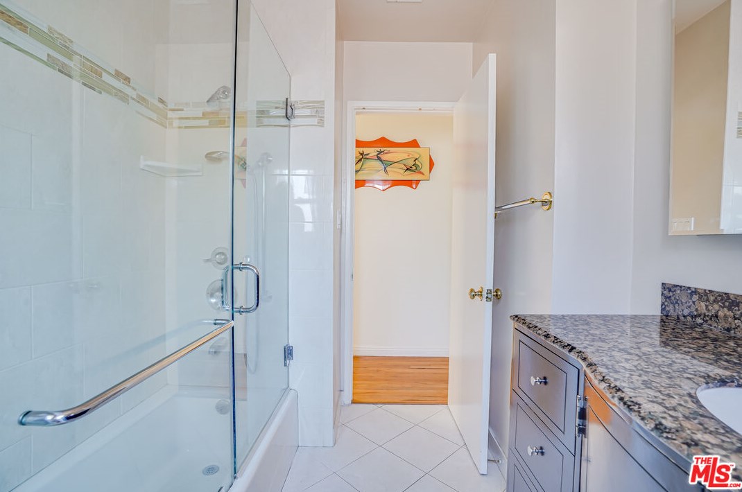 6919 Vanalden Ave, Los Angeles CA  91335-1135 exterior