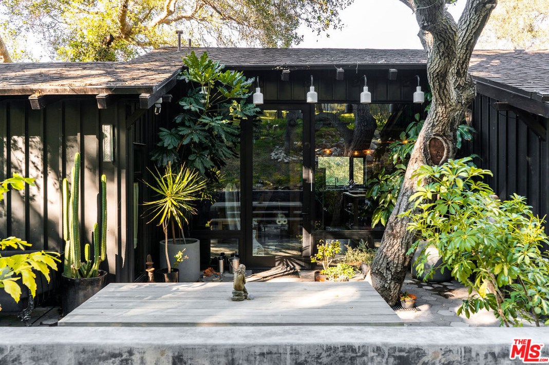 807 Robinson Rd, Topanga, CA 90290