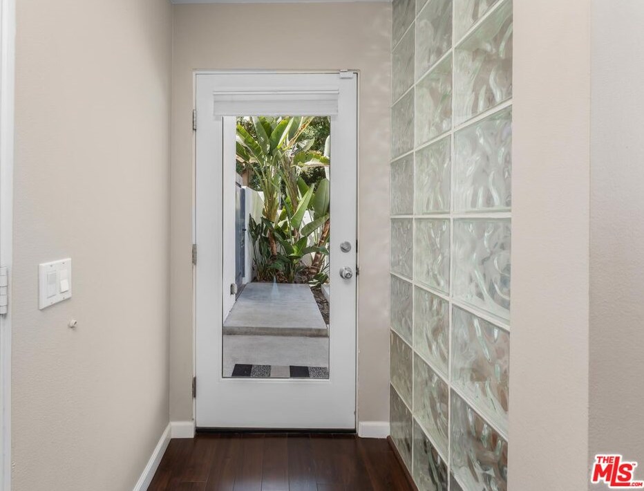 2410 Lyric Ave, Los Angeles CA  90027-4655 exterior