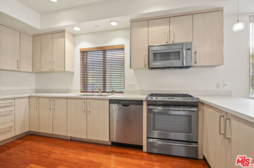 819 Holt Ave #201, Los Angeles, CA 90035