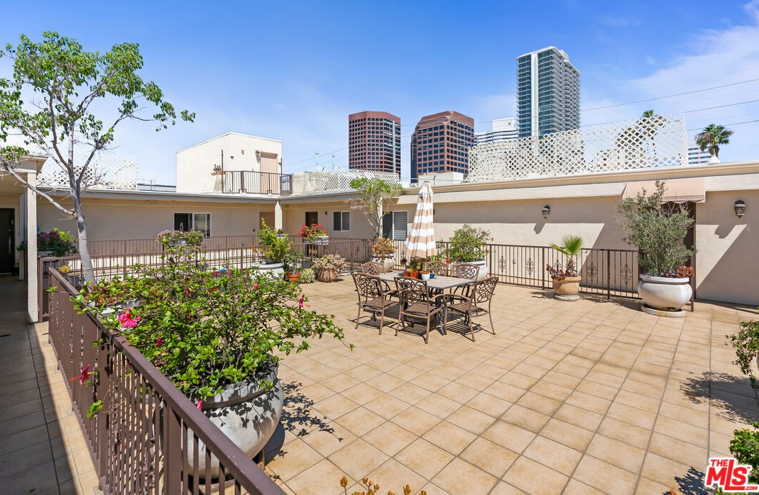 1246 Armacost Ave, Los Angeles CA  90025-6431 exterior