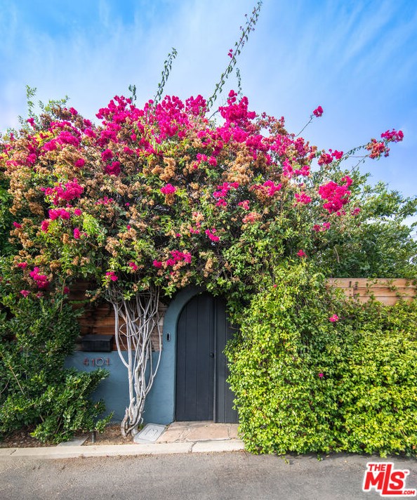 4101 Los Nietos Dr, Los Angeles, CA 90027-2910