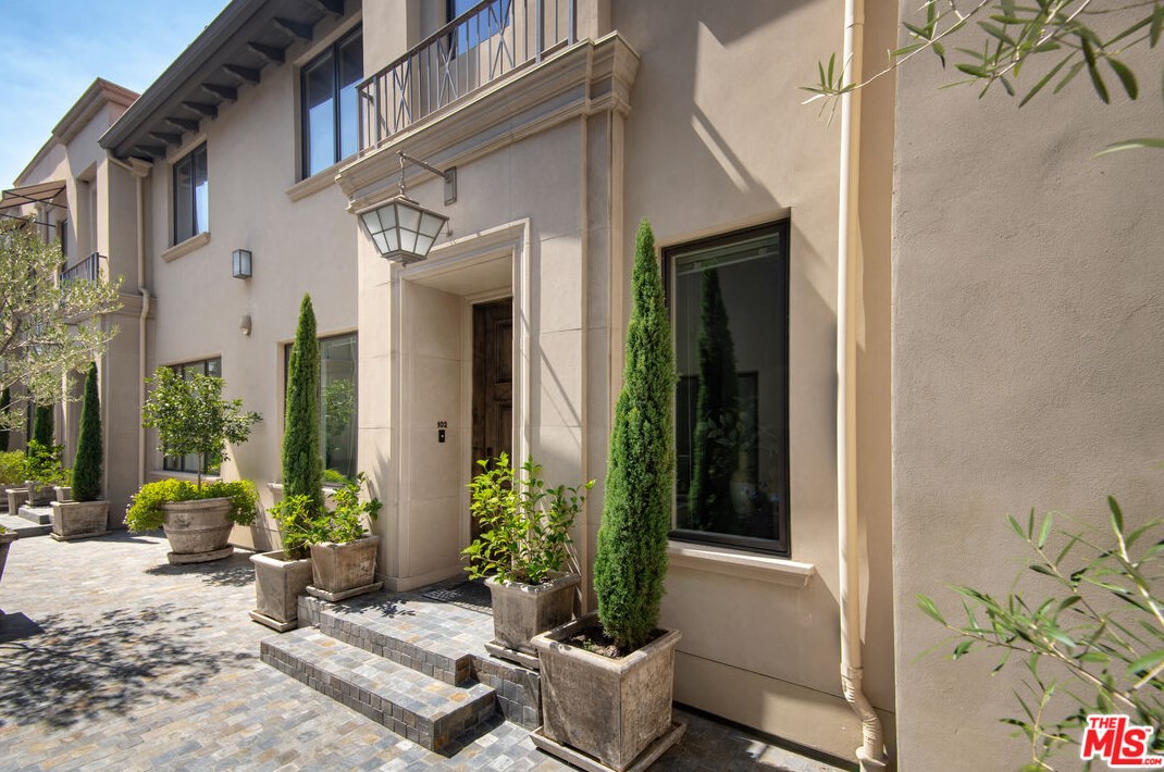 823 Bundy Dr, Los Angeles, CA 90049-7510