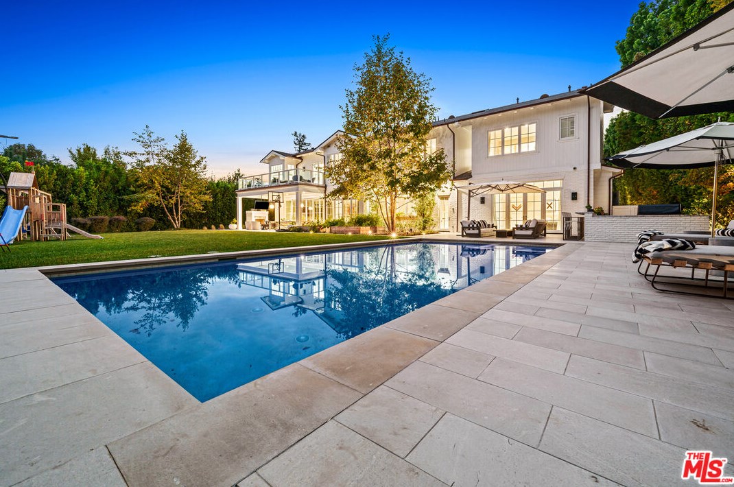 400 Bristol Ave, Los Angeles CA  90049-2608 exterior