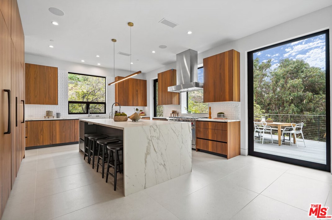 1056 Carrara Pl, Los Angeles, CA 90049-1300