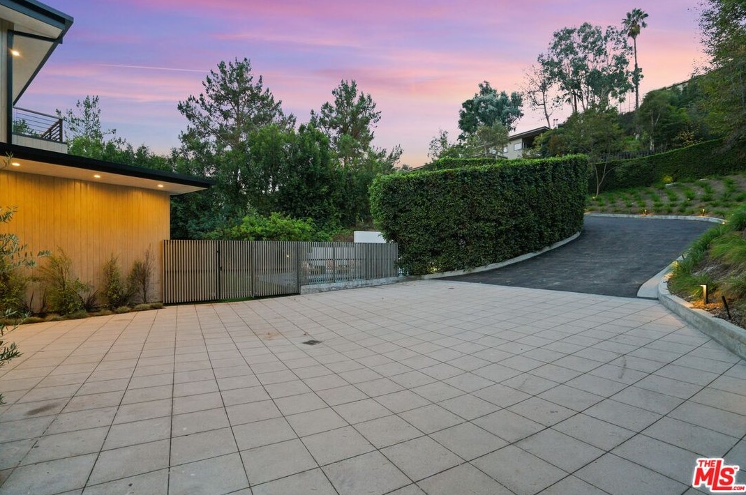 1056 Carrara Pl, Los Angeles CA  90049-1300 exterior