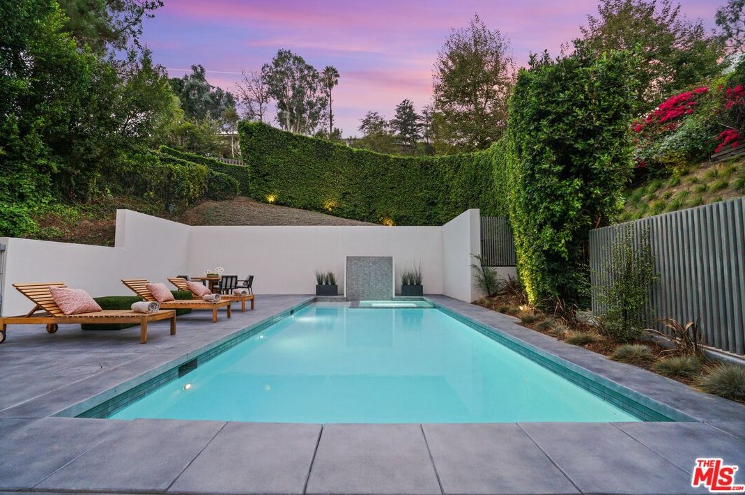 1056 Carrara Pl, Los Angeles CA  90049-1300 exterior