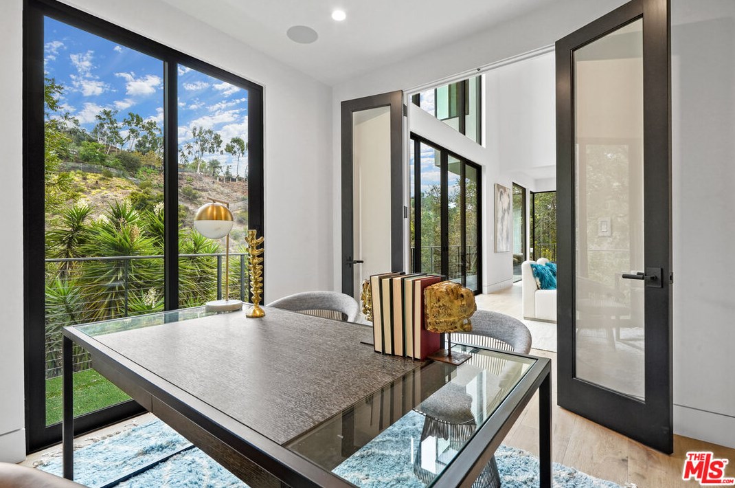 1056 Carrara Pl, Los Angeles CA  90049-1300 exterior