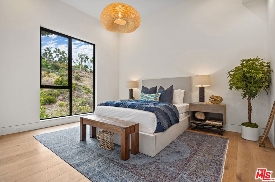 1056 Carrara Pl, Los Angeles CA  90049-1300 exterior