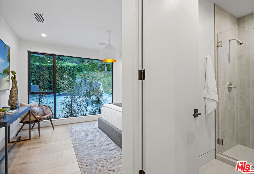 1056 Carrara Pl, Los Angeles CA  90049-1300 exterior