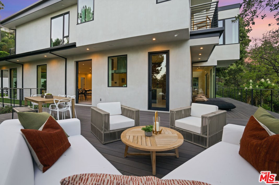 1056 Carrara Pl, Los Angeles CA  90049-1300 exterior