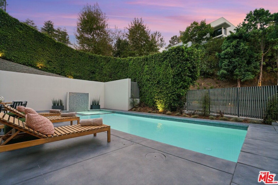 1056 Carrara Pl, Los Angeles CA  90049-1300 exterior