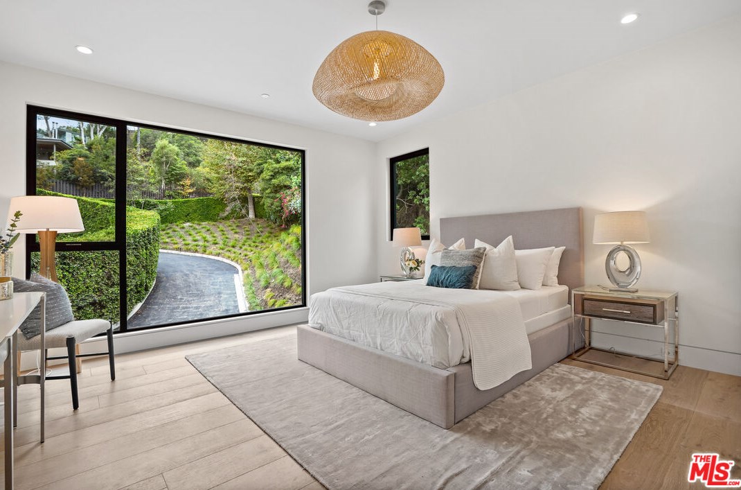 1056 Carrara Pl, Los Angeles CA  90049-1300 exterior