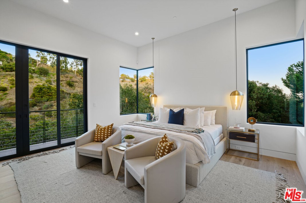 1056 Carrara Pl, Los Angeles CA  90049-1300 exterior