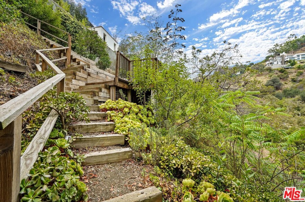 1056 Carrara Pl, Los Angeles CA  90049-1300 exterior