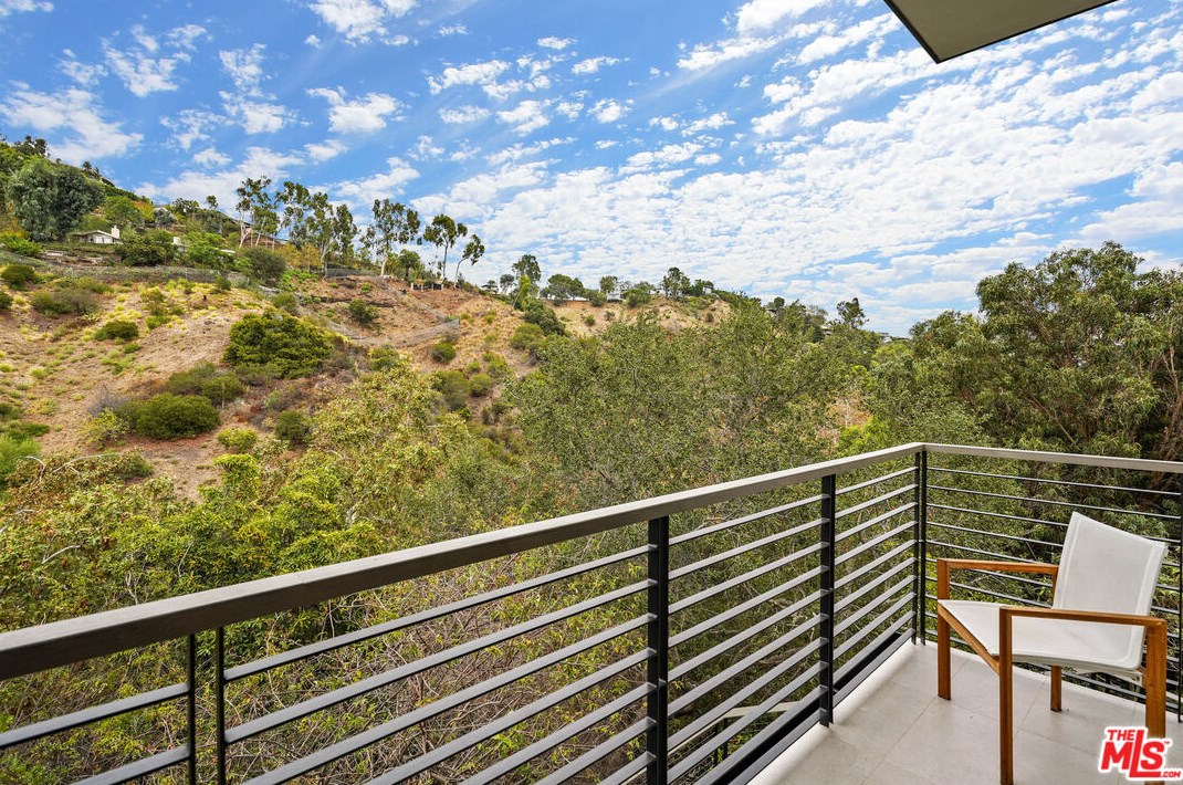 1056 Carrara Pl, Los Angeles CA  90049-1300 exterior