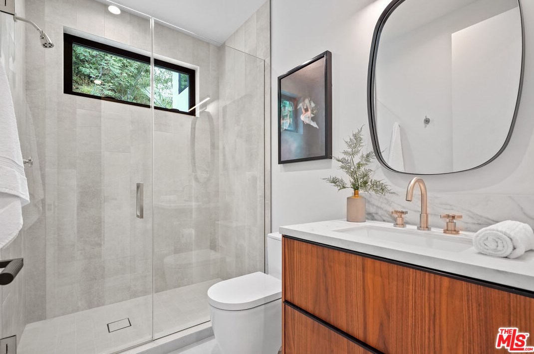 1056 Carrara Pl, Los Angeles CA  90049-1300 exterior