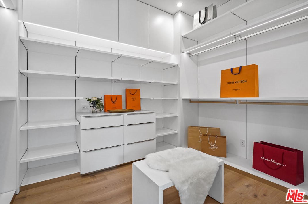 1056 Carrara Pl, Los Angeles CA  90049-1300 exterior