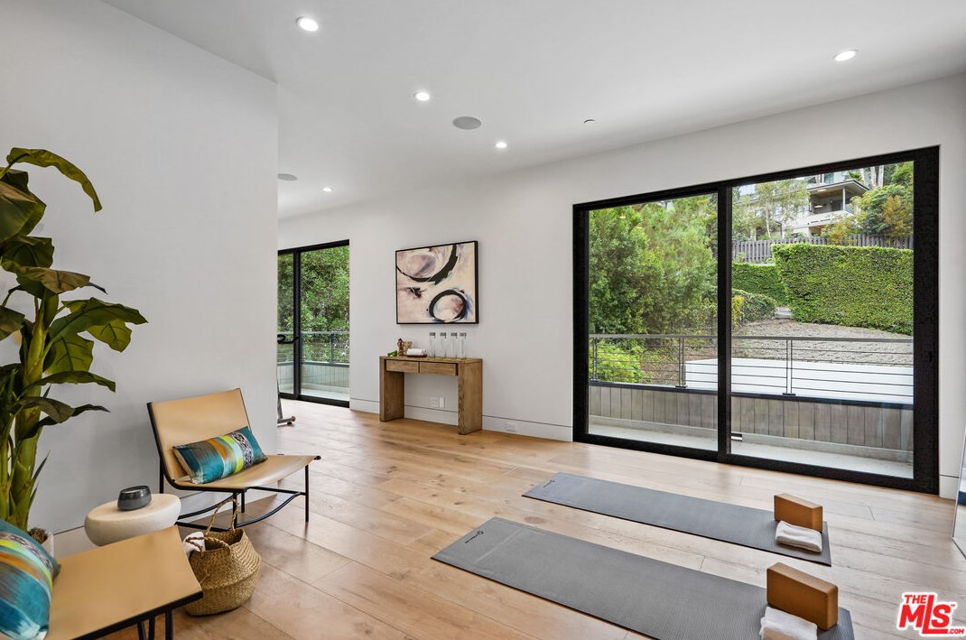 1056 Carrara Pl, Los Angeles CA  90049-1300 exterior