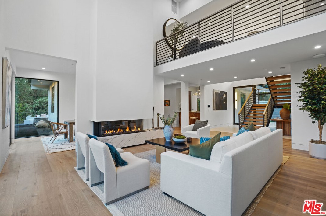 1056 Carrara Pl, Los Angeles CA  90049-1300 exterior