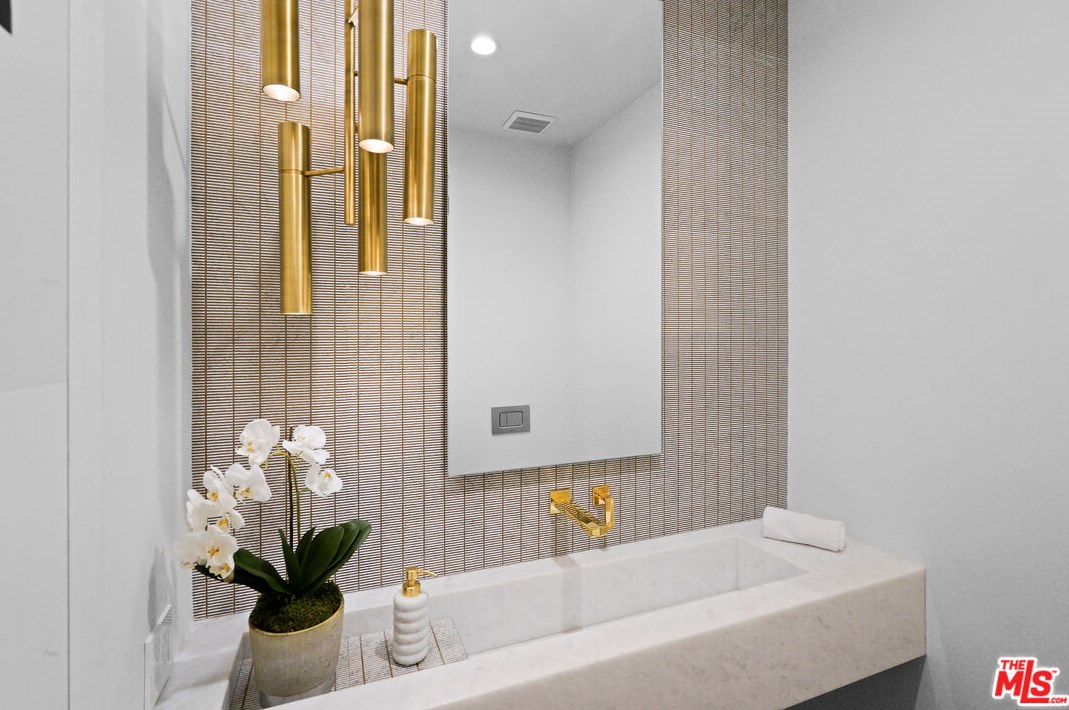 1056 Carrara Pl, Los Angeles CA  90049-1300 exterior