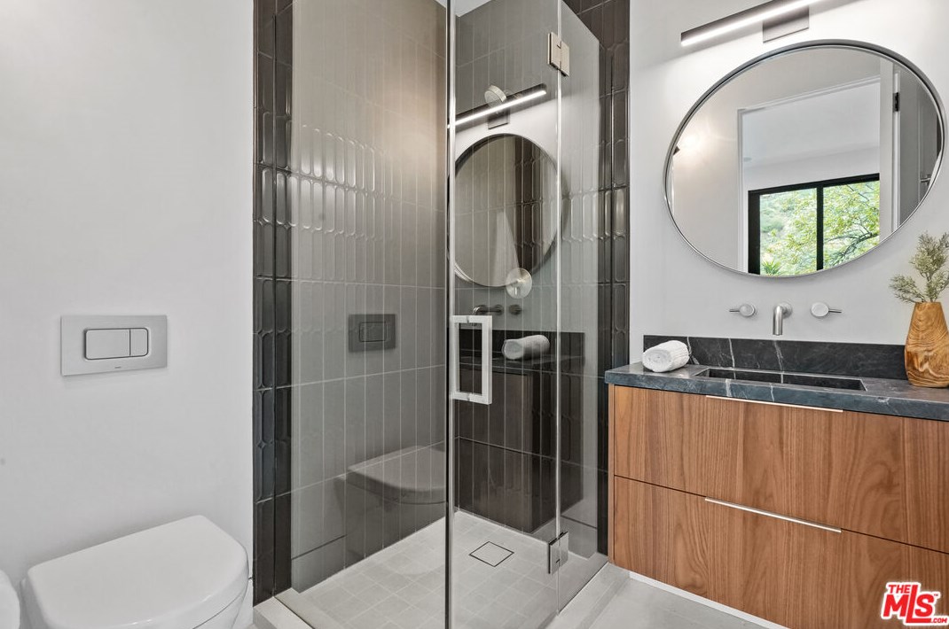 1056 Carrara Pl, Los Angeles CA  90049-1300 exterior