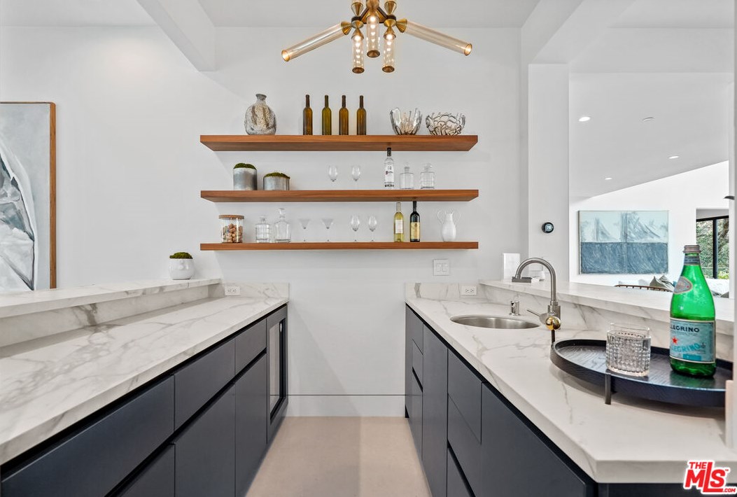 1056 Carrara Pl, Los Angeles CA  90049-1300 exterior